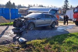 Štěstí v neštěstí měl řidič osobního vozidla na železničním přejezdu v Dobrušce