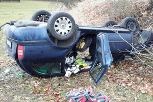 Auto po nehodě v Libecině: Matka zraněná, dítě přežilo