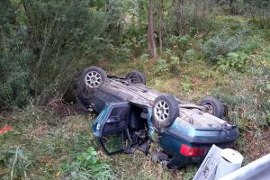 Řidič klikař. V osobáku u Jenína havaroval, přežil a skončil za svodidly