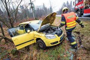 Měli opravdu štěstí. Přetočili auto přes střechu a přežili