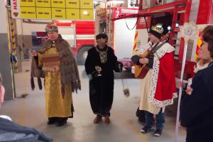 Tři králové navštívili olomoucké hasiče, ti přispěli do kasičky