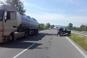 Na dálnici D10 narazil řidič osobního auta do cisterny se žíravinou
