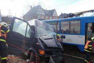 Hasiči vyprošťovali zraněného řidiče dodávky po střetu s ostravskou tramvají