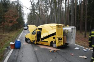 Ještě že aspoň tak. Řidič se svým Fiatem havaroval a se zraněním přežil