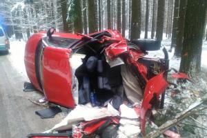 U Cikháje havaroval řidič, hasiči jej z auta museli vyprostit hydraulickým nářadím