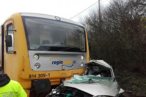Smrt na kolejích. Vlak se v Lochovicích střetl s osobním autem