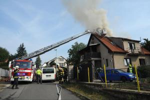 Požár střechy rodinného domu, hasiči evakuovali tři osoby a papouška