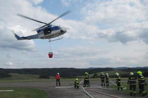 Extra: Hasiči nacvičují součinnost se zásahem policejního vrtulníku Extra: Hasiči nacvičují součinnost se zásahem policejního vrtulníku