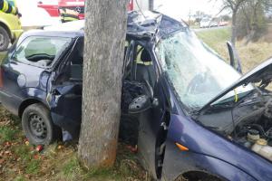 U Kotovic narazilo auto do stromu, hasiči z něj vyprostili zraněné dítě