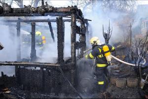 Zahradní chata v Praze se po požáru změnila v bezcenné ohořelé torzo