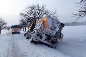 Sypač řidičům pomáhá, sám pak potřeboval pomoc. Dočkal se jí od hasičů