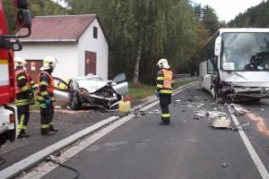 Tragická dopravní nehoda osobního auta a autobusu u Teplic - Sobědruh