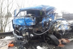 Bouračka větší než velká. Dvě osobní auta se střetla s dvěma náklaďáky