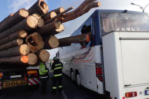 Zážitek nebo šok pro školáky v autobusu? V Benešově do něj narazil náklaďák
