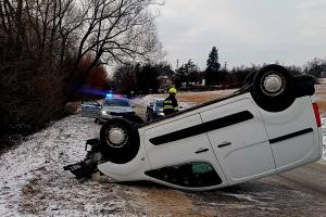 V Dačicích skončilo auto na střeše, zraněny byly dvě osoby