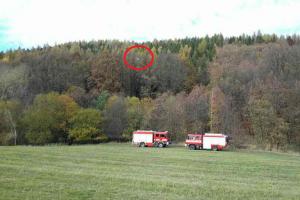 Visela ve výšce půl hodiny. Hasiči vysvobodili ze stromu paraglidistku