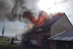 V Pomezí hořel objekt na zpracování dřevěného odpadu, majitel odstraní suť