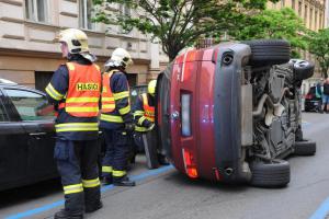 Dopravní nehoda na pražských Vinohradech, auto skončilo na boku