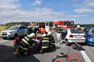 Bouračka na Mladoboleslavsku. Zranilo se šest osob, z toho dvě děti