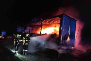 Na dálnici D2 u Velkých Němčic shořel návěs. Dost velká škoda na majetku