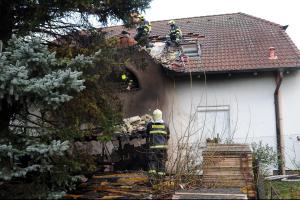Požár v pražském Sobíně se z přístřešku rozšířil na půdu domu