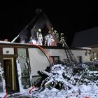 Při požáru chaty v Seči museli hasiči rozebrat střechu