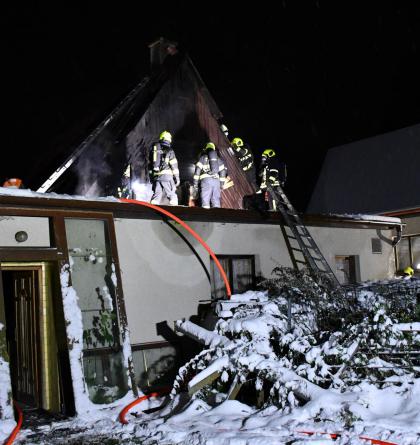 Při požáru chaty v Seči museli hasiči rozebrat střechu