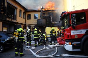 Horko i z požáru. V Praze hořela střecha skladovacího areálu (VIDEO)