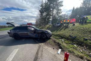 U Kostelce nad Černými lesy došlo ke střetu dvou vozidel