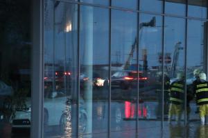 Voda z polí zatopila autosalon v Olomouci, ucpala i průtok pod mostky (VIDEO)