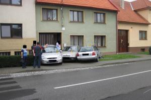Tomu se říká smůla. Tři zaparkovaná vozidla "zrušil" nešikovný řidič