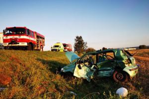 Smutná práce hasičů na Královéhradecku. Zemřel řidič osobáku a motorkář