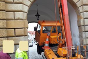 Nevešla se. V Českém Krumlově hasiči vyprošťovali z brány multikáru