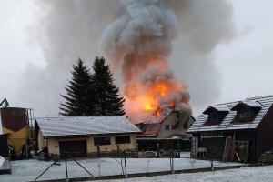 Hasiši likvidovali požár ubytovny v Houžné