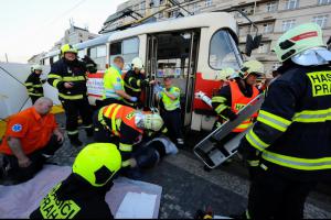 Tramvaj v Praze srazila člověka, život mu zachraňovali v nemocnici