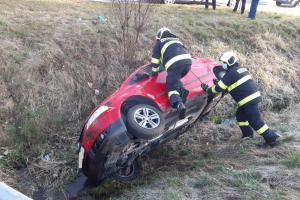 Ráno nebylo vůbec hezké. Hlavně pro řidiče osobáku v příkopu