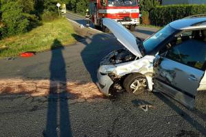 Dvě osobní auta v sobě, dvě zraněné osoby a práce pro lékaře