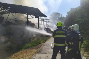 Požár seníku v Koryčanech. Práce pro 15 jednotek hasičů
