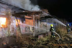 Nedočkavec ve Skrochovicích odpálil petardu a ta zapálila sklad s hořlavým materiálem