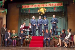 Dobráci i profíci si dali dostaveníčko v divadle. Dostalo se jim poděkování Dobráci i profíci si dali dostaveníčko v divadle. Dostalo se jim poděkování