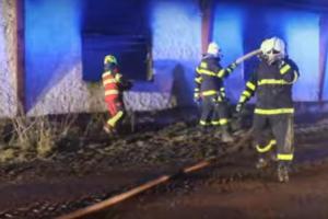 Při požáru kravína ve Zlaté Olešnici uhynulo na 150 jalovic