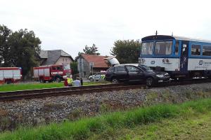 Kolize vlaku s autem u Vražkova. Naštěstí byla jen lehká