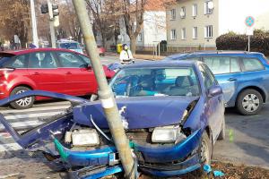Nehoda dvou osobáků. Ženu museli hasiči z vraku vozidla vyprostit