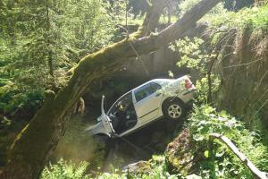 Auto skončilo v potoce, jedna osoba skončila v péči záchranářů