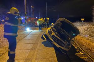 Řidič nechal auto v kolejišti a odešel. Šla po něm policie