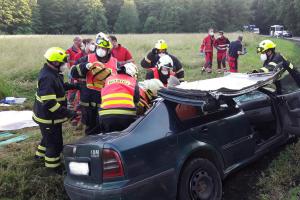 Kamion a osobní auto. Bouračka, řidič osobáku to zle odnesl