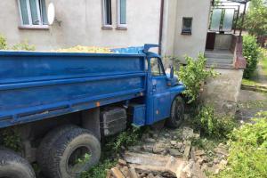 Plně naložená Tatra s pískem. Narazila do domu, nikoho nezranila