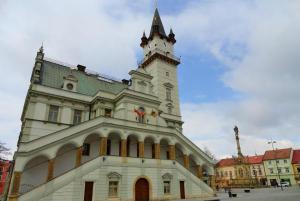 Jednomu by se tajil dech. Opilec zdolal radniční věž. V noci a po fasádě