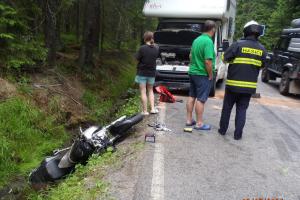 Nehoda obytného vozu a motorkáře, ten skončil v nemocnici