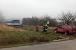 Na okraji Kosovy Hory se střetl vlak s dodávkou, řidička utrpěla zranění